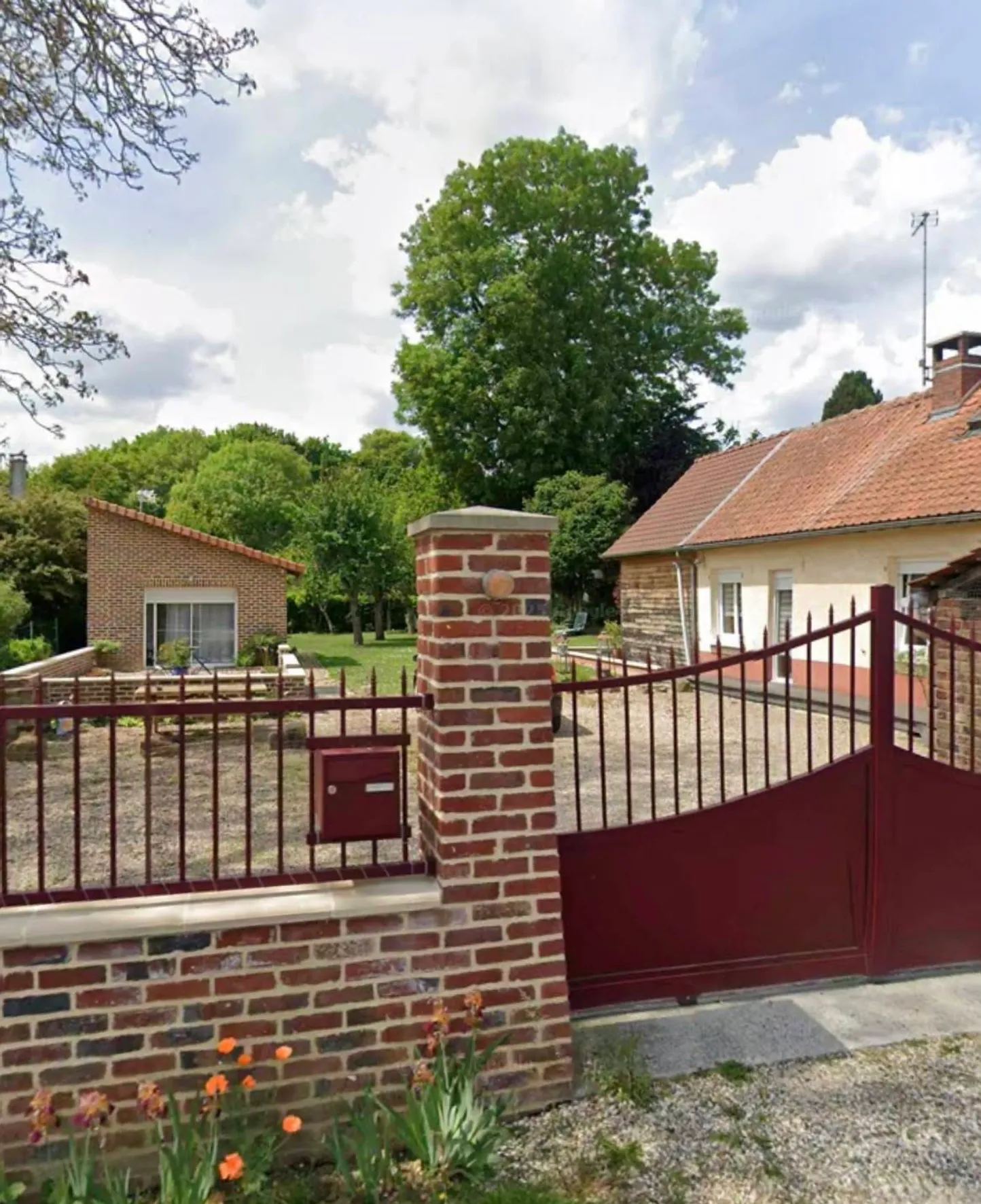 Entrée du studio à Vaux-en-Amiénois